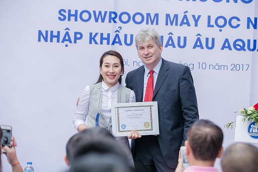 CEO hãng Aquafilter trao giấy chứng nhận nhà phân phối độc quyền cho bà Ngô Thủy Linh - Tổng giám đốc Công ty Vinsols Việt Nam