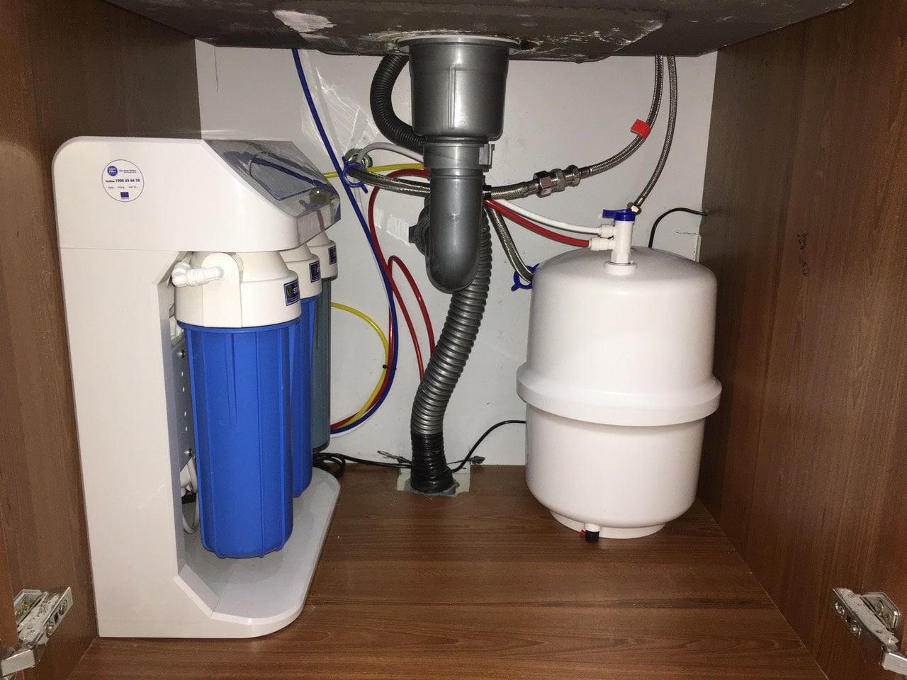 Máy lọc nước sinh hoạt gia đình đặt dưới chậu rửa của Aquafilter
