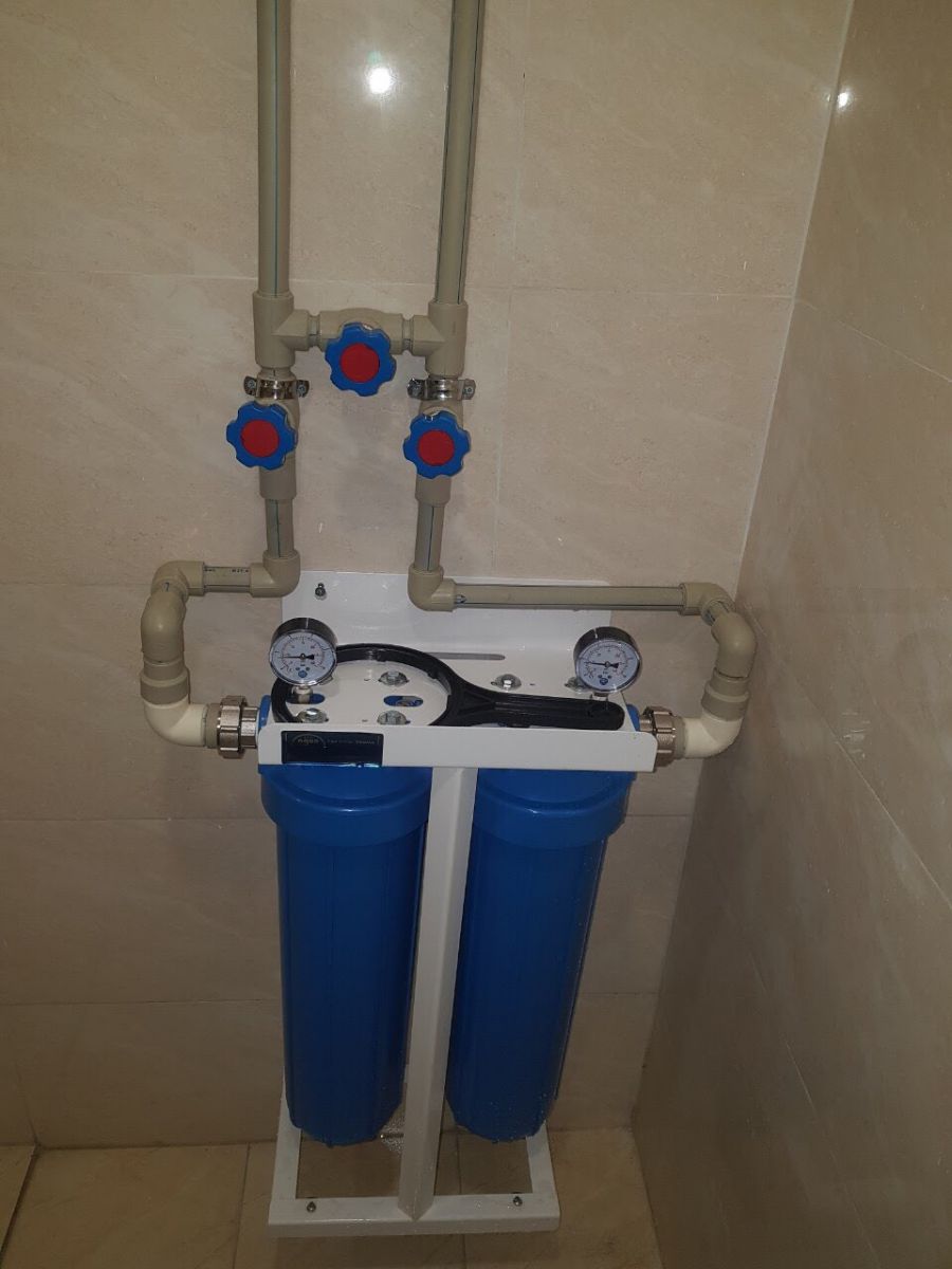 Hệ thống lọc đầu nguồn Aquafilter bao gồm 2 cốc lọc Big Blue 20” có màu xanh da trời để bảo vệ lõi lọc trong môi trường khắc nghiệt