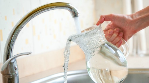 Làm mềm nước máy là việc bạn cần làm trước khi sử dụng để bảo vệ sức khỏe