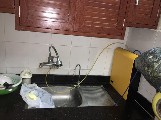 Máy lọc nước đặt trên mặt kệ bếp